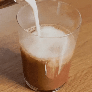 Voeg warme melk of water toe