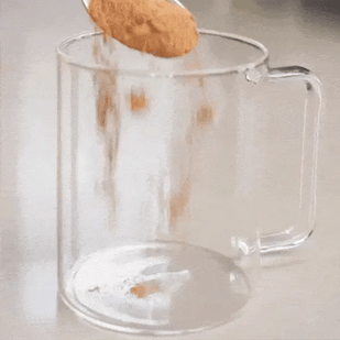 Voeg een schepje in een glas/mok